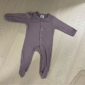 Mebie Baby Ribbed Onesie in Plum (Dusty Purple) 6-12 months